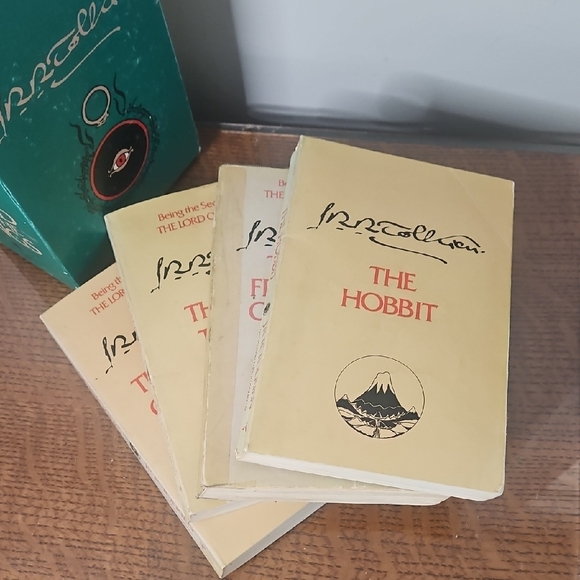 J.R.R. Tolkien Boxed Book Set - Picture 4 of 7